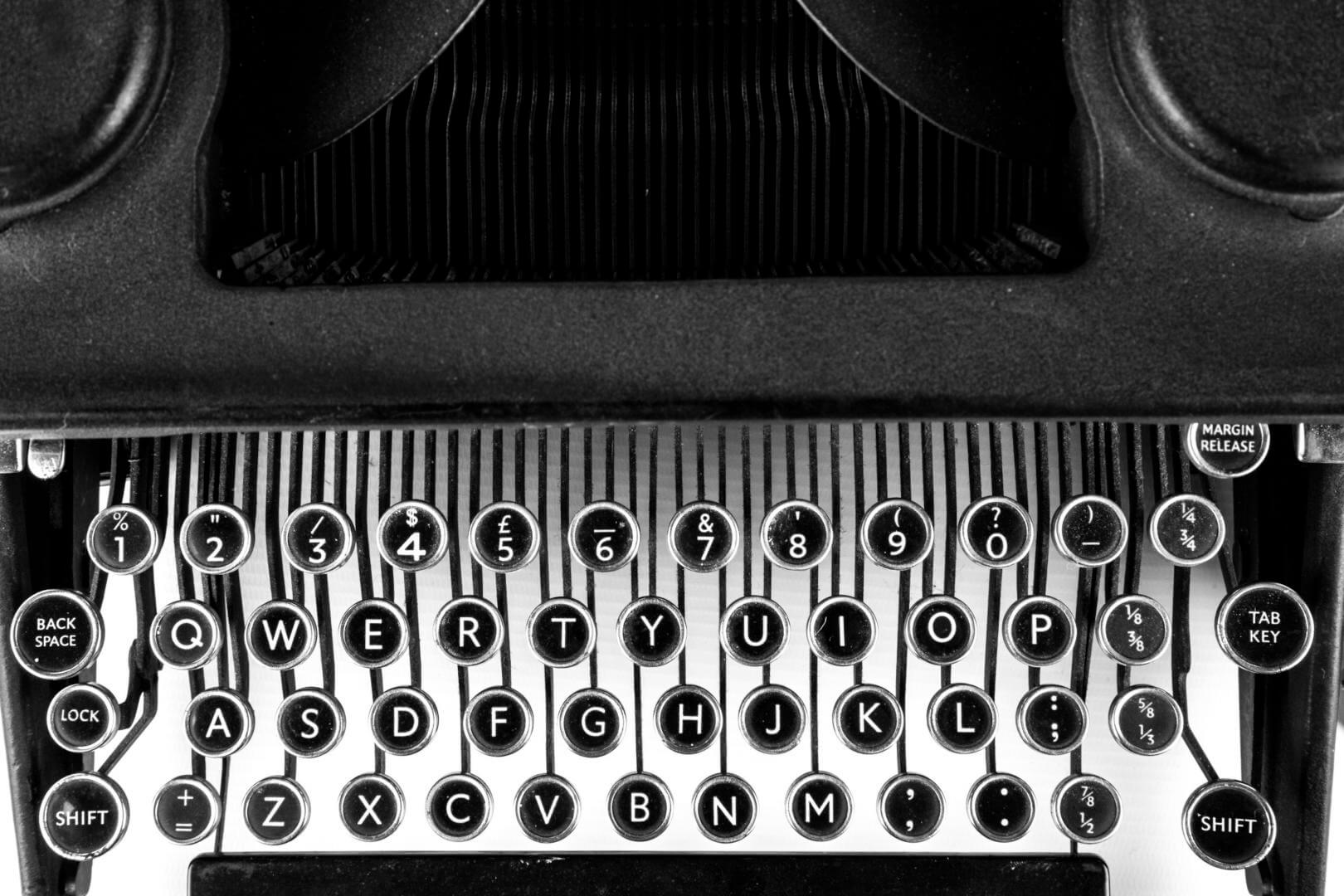 Фотография клавиш и рычагов механической печатной машинки.