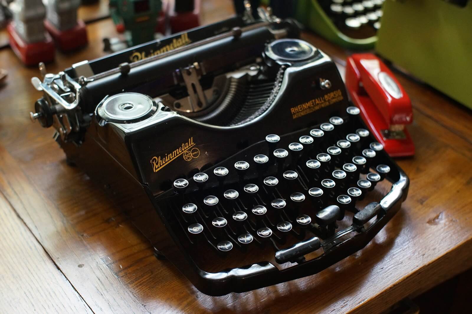 Фотография печатной машинки с симметричной клавиатурой.